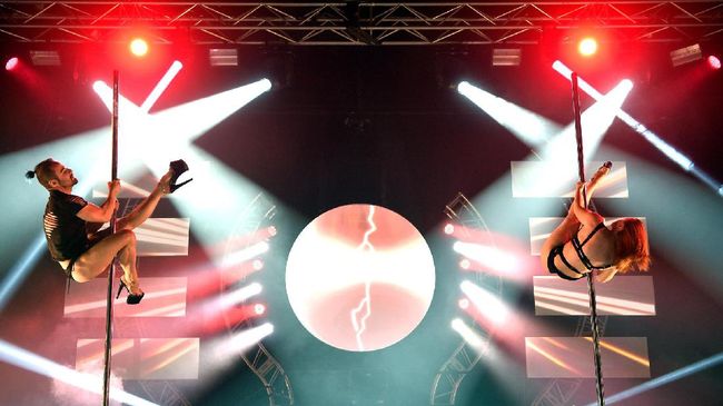 Taiwan punya tradisi seperti dangdut: penari seksi meliuk di atas mobil terbuka ditemani musik. Kini, tradisi yang populer di perkampungan itu dibawa ke kota.