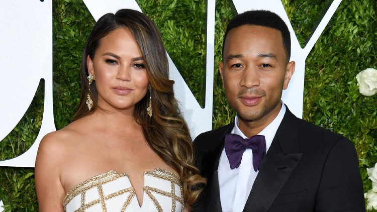 John Legend memuji istrinya, Chrissy Teigen karena memprioritaskan kebutuhan si kecil. Seperti apa pujian John?