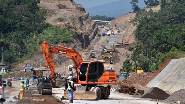 Astra Infra menargetkan memiliki ruas tol sepanjang 500 km. Upaya ini akan tetap ditempuh melalui pembangunan ruas jalan tol baru atau akuisisi.
