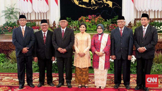 Tujuh anggota DKPP periode 2017-2022 dilantik di Istana Negara. Mereka akan bertugas mengadili dugaan pelanggaran etik penyelenggara atau pengawas pemilu.