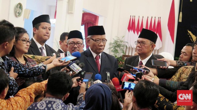 Ketua DKPP mengatakan, draf kode etik yang dikirim ke DPR memuat aturan bahwa para penyelenggara pemilu nantinya dilarang terima honor dari acara parpol.