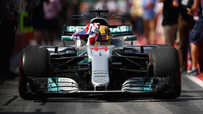 Pebalap Mercedes, Lewis Hamilton, akan memulai balapan GP Inggris di Sirkuit Silverstone setelah merebut pole pada babak kualifikasi, Sabtu (15/7).