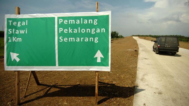 Bepergian menggunakan jalan tol akan terlihat palang petunjuk jalan berwarna hijau, biru, dan coklat.