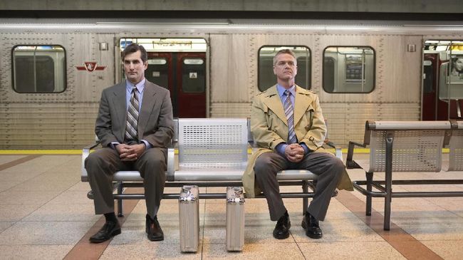 Dalam kamus Oxford, manspreading diterjemahkan sebagai kecenderungan duduk dengan kaki terbuka sampai mempersempit wilayah duduk orang lain.