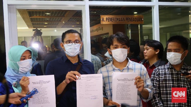 Wakil Ketua DPR Fahri Hamzah dan Fadli Zon dilaporkan ke Mahkamah Kehormatan Dewan atas kebijakan mereka dalam penggunaan hak angket DPR terhadap KPK.
