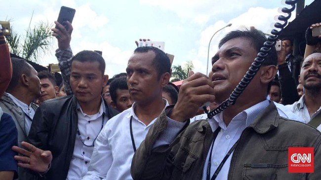 Ratusan pegawai menggelar aksi di depan kantor PT Transjakarta. Mereka menuntut diangkat menjadi karyawan tetap.