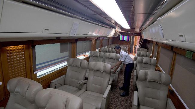 Seorang penumpang yang merebahkan kursi di kereta ternyata membuat rusak laptop penumpang lainnya yang ada duduk di belakangnya. 