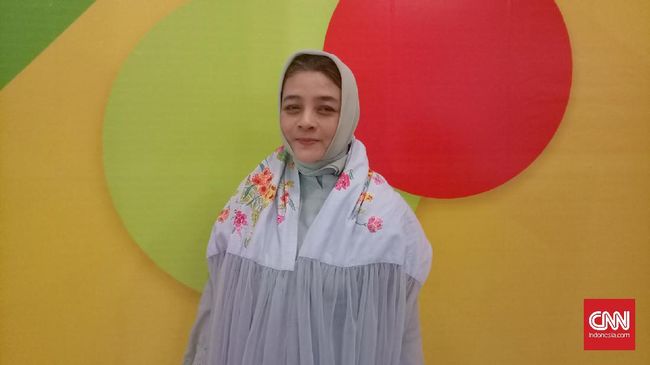 Mengambil inspirasi dari pengaruh zaman kolonial, khususnya Belanda, desainer Nuniek menghadirkan busana muslim dengan motif batik buketan yang khas.