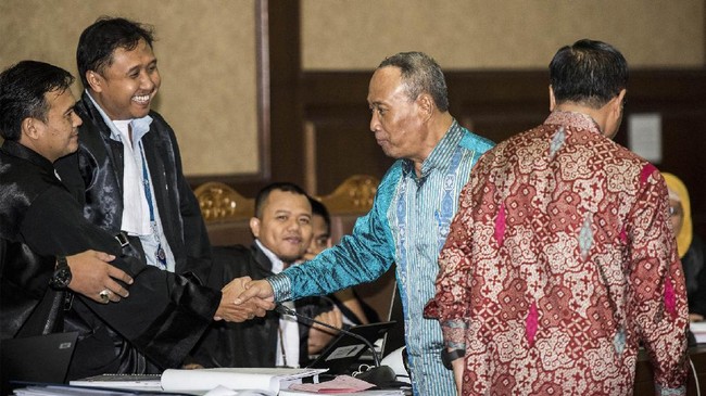 Permohonan Justice Collabolator yang diajukan dua tersangka korupsi e-KTP diterima oleh jaksa KPK. Namun, masih menunggu keputusan hakim.