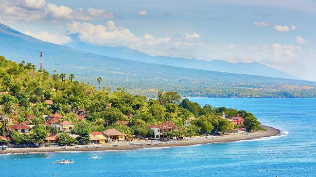 Pantai yang populer biasanya sudah disesaki wisatawan. Jika tidak malas mencari, sebenarnya masih banyak pantai tersembunyi di Bali.