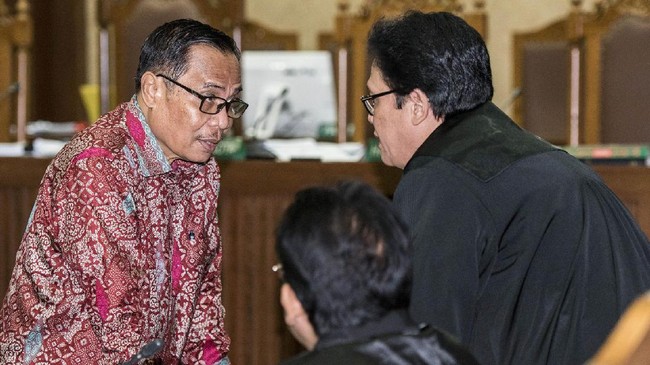 Dalam surat tuntutan jaksa penuntut umum, terdakwa Irman disebut harus mengganti uang sebesar US$273 ribu, Rp2,29 miliar, dan Sin$6 ribu terkait proyek e-KTP.