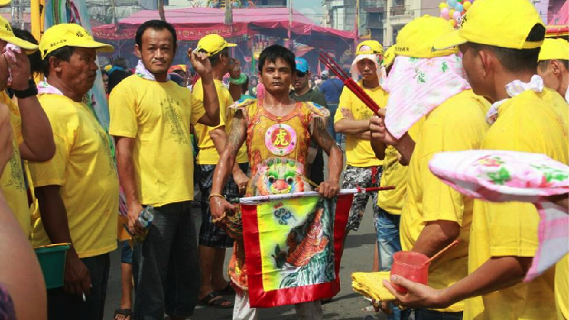 Puluhan ribu pengunjung yang menyaksikan ritual Bakar Tongkang (#BakarTongkangFest) bersorak gembira.