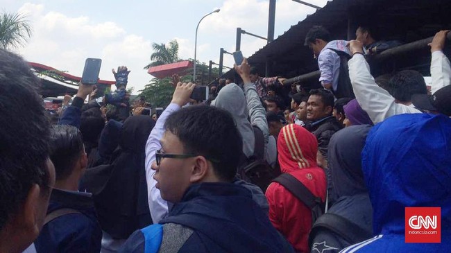 Djarot mengatakan pihaknya akan meminta penjelasan Direktur Utama PT Transjakarta Budi Kaliwono terlebih dahulu terkait demo karyawan.