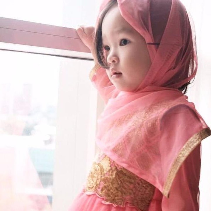 Thalia Putri Onsu kayak boneka ya kalau tampil berkerudung seperti ini? Iya nih putri cantik pasangan Ruben Onsu dan Sarwendah ini emang imut banget. Duh, saya jadi pengen punya anak perempuan nih.