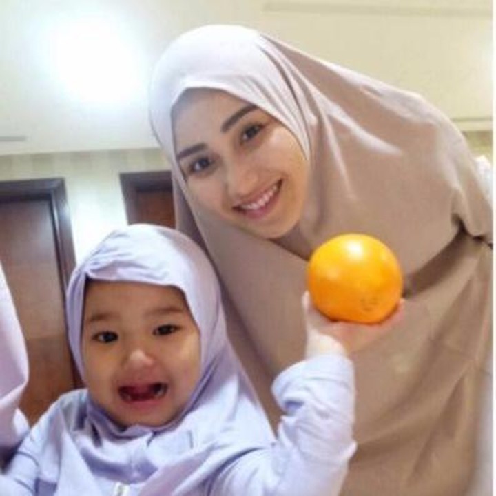 Nah, Bun, anak manis ini adalah Bilqis Khumairah Razak. Putri penyanyi dangdut Ayu Ting Ting ini juga nggak kalah mempesona saat mengenakan kerudung. Adem banget nggak sih lihat Bilqis dan ibunya yang sama-sama berkerudung begini?