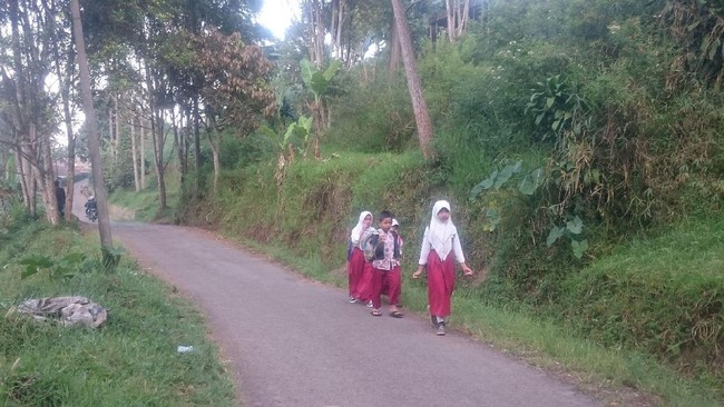 Kuliah Kerja Nyata (KKN) memiliki nilai sosial yang tinggi. Bagaimana kalau kamu KKN di daerah pedalaman di Bandung Utara?