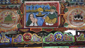 Kisah Kebanggaan di Lukisan 'Santun' Truk-truk Pakistan