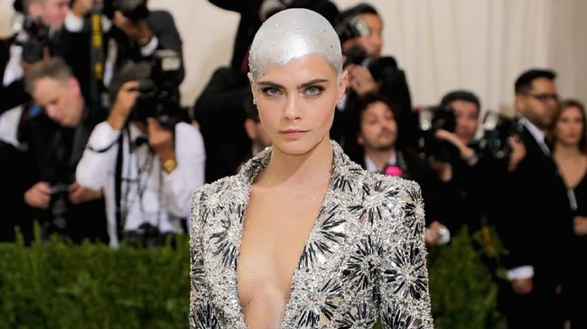 Terinspirasi gaya rambut Cara Delevingne, bocah delapan tahun pengidap kanker dengan berani merias kepala plontosnya berwarna perak dan hiasan berkilauan.