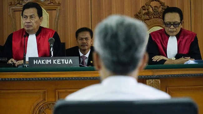 Jaksa tak menghadirkan Ahok karena faktor jarak Jakarta-Bandung. Kuasa hukum Buni Yani protes karena faktor jarak yang sama juga dihadapi oleh kliennya.