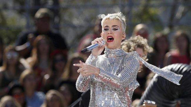Katy Perry mengabadikan cerita mendapat nugget berjamur dari Indonesia itu dalam fitur Instagram Story-nya. Nugget itu sudah ikut dengannya selama 10 pekan.