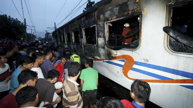 Satu gerbong Kereta Api Walahar Ekspres rute Tanjung Priok-Purwakarta terbakar setelah ditabrak minibus Grand Max di dekat Pasar Gaplok, Senen, Jakarta Pusat.