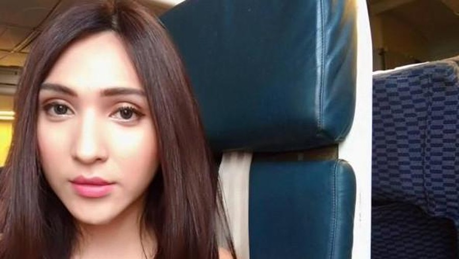Ganti Kelamin Deretan lika-liku perjalanan hidup Dena Rachman sebagai seorang transgender di antara kontroversi dan prestasi.