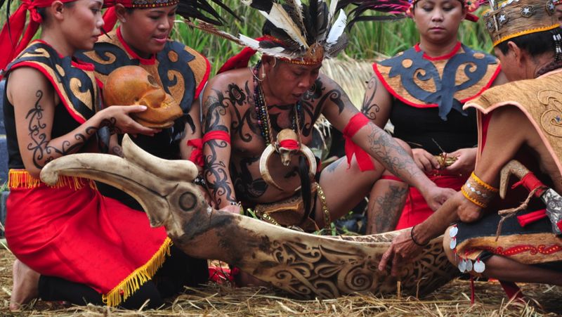 Nyobeng Sebujit merupakan tradisi unik yang digelar di Bengkayang, Kalimantan Barat.