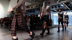Teror Bom Inggris, London Fashion Week Tetap 'Kalem'
