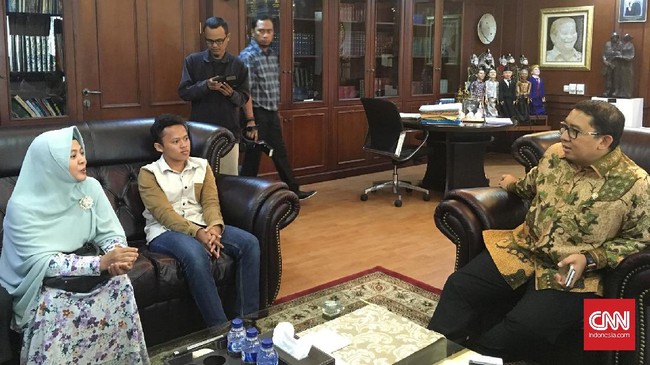 Istri Al Khaththath, Kusrini Ambarwati meminta Fadli Zon membantu untuk mendesak kepolisian mengabulkan penanguhan penahanan. 