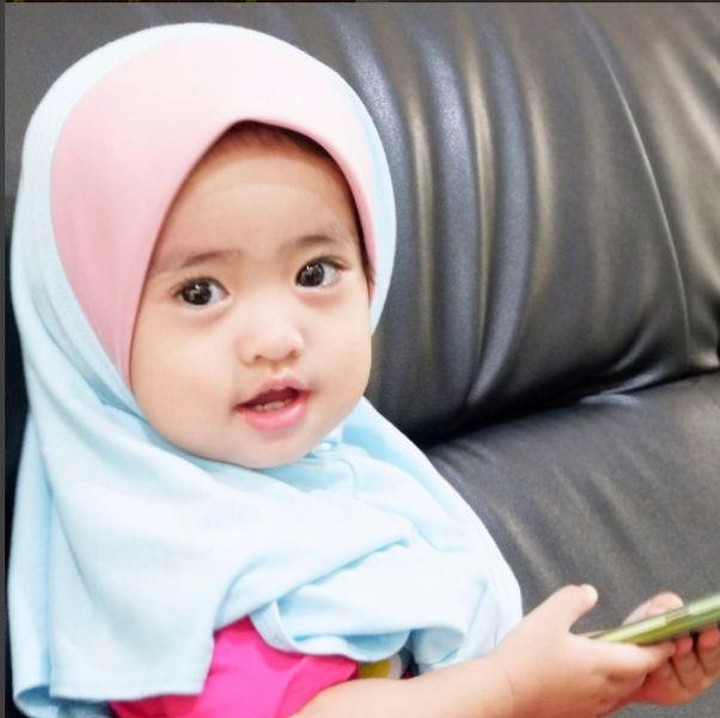 Nah Bun, kalau balita cantik ini namanya Khadeejah Fateemah Abdullah. Putri Oki Setiana Dewi ini memang udah sering tampil berkerudung seperti bundanya. Wajahnya yang manis dan lembut bikin tenang banget gitu ya ngeliatnya. Wah keinginan saya buat punya anak cewek semakin menggelora nih.