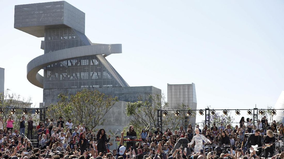 Gemerlap Katy Perry di Konser Intim 'Witness' ala 'Pensi'