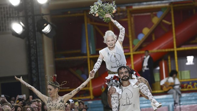 Koleksi 'Nyeleneh' Vivienne Westwood di London Fashion Week