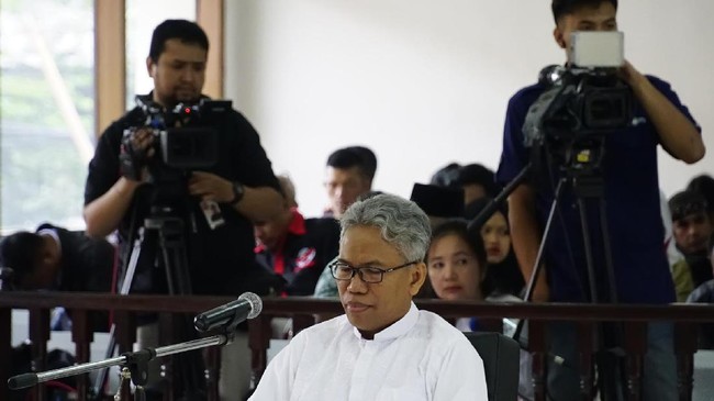 Dalam KUHAP saksi yang jauh dari lokasi dapat tidak menghadiri sidang. Karenanya, Ahok disarankan tak bersaksi di sidang Buni Yani.
