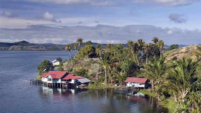 Suku Sentani bermukim di tepi Danau Sentani. Asal usul mereka menyimpan kisah yang menarik. Seperti apa?