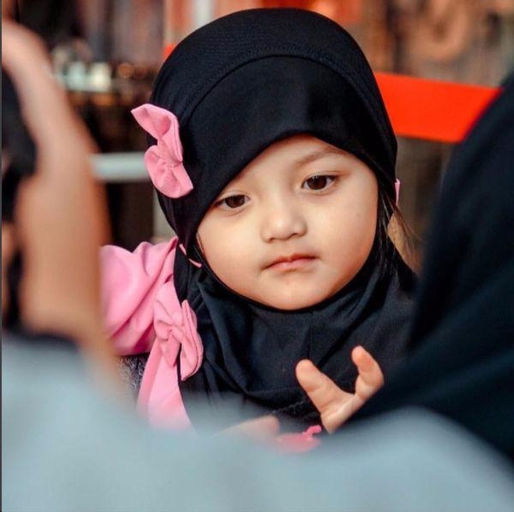 Tahu kan Bun siapa anak cantik ini? Yup, betul banget ini adalah anak perempuan pasangan Anang dan Ashanty. Namanya Arsy Addara Musicia Nurhermansyah. Arsy emang imut banget ya. Apalagi pakai kerudung begini, duuuh makin imut aja sih kamu, Nak.