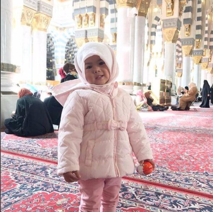 Hai Bunda, gadis cantik ini namanya Aleena Naira Hana Hutapea. Ketika mengikuti umrah ke Tanah Suci, Aleena terlihat mengenakan kerudung. Penampilannya dipadu jaket sehingga tampak makin modis dan cute abis. (Foto: Instagram Olla Ramlan)
