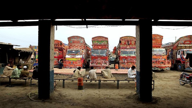 Kisah Kebanggaan di Lukisan 'Santun' Truk-truk Pakistan