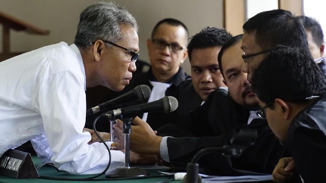 Buni Yani menjalani sidang lanjutan kasus ujaran kebencian di Gedung Perpustakaan dan Kearsipan Daerah, Kota Bandung, dengan agenda penyampaian eksepsi.