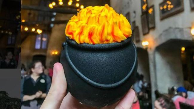 Kue ikonik dari film Harry Potter, Cauldron Cakes dirilis di Wizarding World of Harry Potter di Universal Studio Orlando, AS.