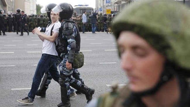 Rusia dilaporkan menahan politikus oposisi, Alexei Navalny, dan 100 orang yang ikut dalam unjuk rasa protes penahanan seorang jurnalis, Ivan Golunov.