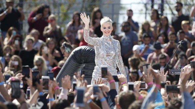 Gemerlap Katy Perry di Konser Intim 'Witness' ala 'Pensi'