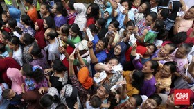 Saat Warga Sambut Paket Sembako Jokowi