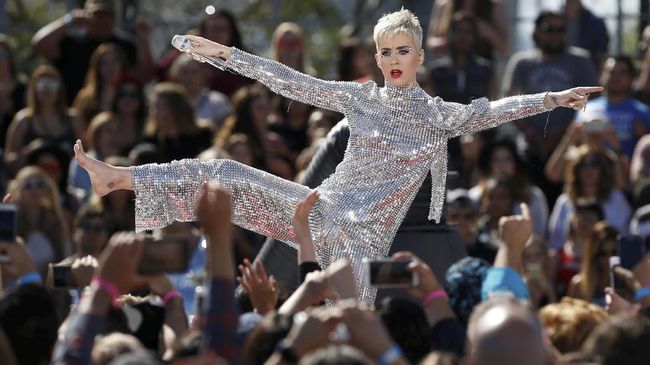 Katy Perry masuk dalam tuntutan Christina Fish, seorang kru yang terkena insiden di salah satu konser sang musisi, sampai kakinya harus diamputasi.