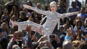 Katy Perry Terjebak di Angkasa saat Konser