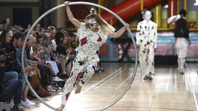 Koleksi 'Nyeleneh' Vivienne Westwood di London Fashion Week