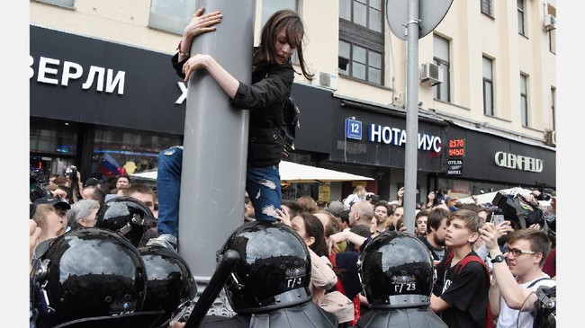 Kepolisian Rusia disebut menangkap lebih dari 1.500 orang massa demonstran yang menuntut pembebasan tokoh oposisi, Alexei Navalny, di sejumlah daerah, Sabtu.