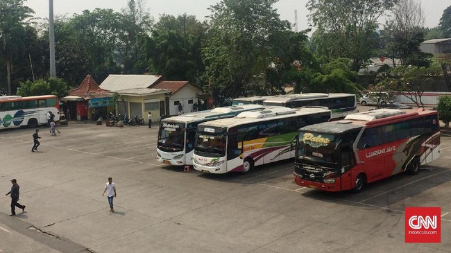 Pemkot Tegal memblokade 49 jalan penghubung antarkampung di Tegal, dan memperketat pendatang semasa local lockdown pada 30 Maret 2020.