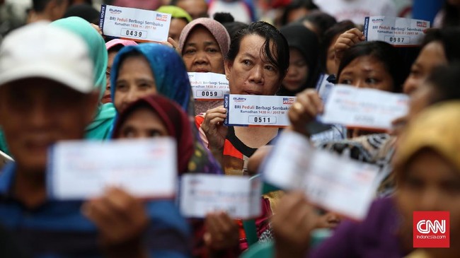 Wakil Gubernur DKI Sandiaga Uno mengatakan acara pembagian sembako ke depannya harus menyertakan izin yang jelas kepada pemerintah setempat.