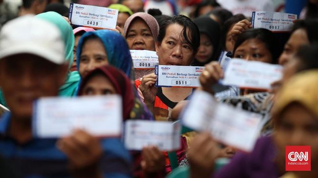Alumni UGM Tepis Politik Uang di Kupon Berfoto Jokowi-Ma'ruf Bakti Sosial Alumnni UGM Pendukung Jokowi-Amin diklaim bukan bentuk politik uang karena mensyaratkan pembelian kupon sembako Rp15 ribu dan tanpa foto paslon.