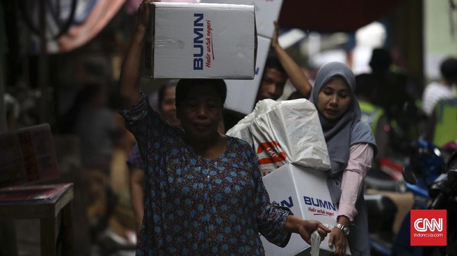 Saat Warga Sambut Paket Sembako Jokowi